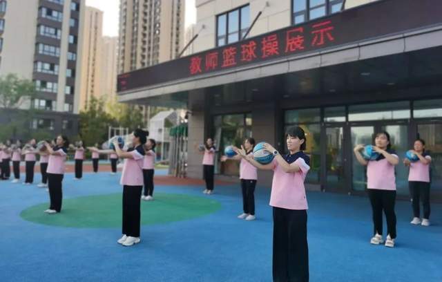 幼儿园运动操_幼儿园的运动操_幼儿园运动操教学视频