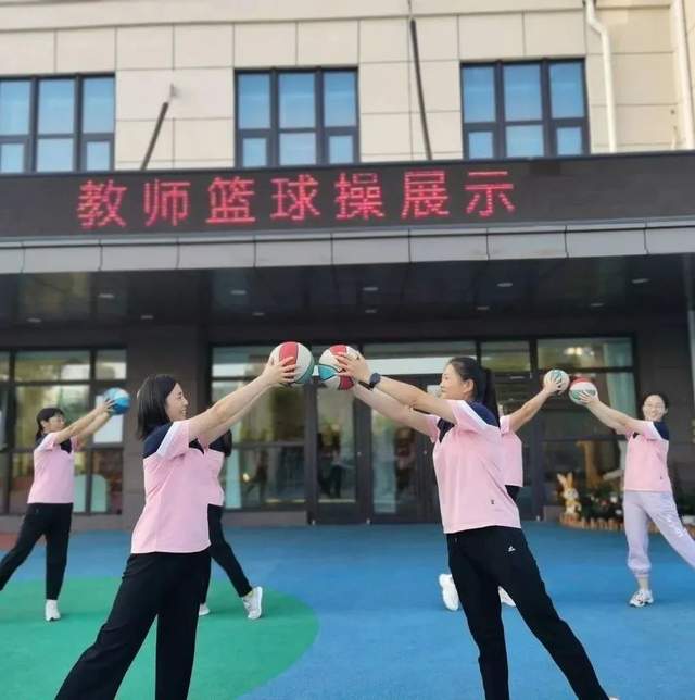 幼儿园运动操_幼儿园运动操教学视频_幼儿园的运动操